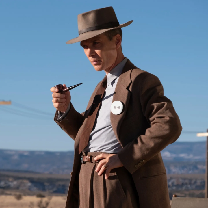<b>Oppenheimer</b>Aunque Barbie se destacó como una de las películas más populares del año, Oppenheimer estuvo a punto de alcanzar su nivel de popularidad. Si te sientes atrevido, puedes considerar la idea de disfrazarte como el padre de la bomba atómica. Para lograrlo, necesitarás un traje de color café, una camisa azul claro, un sombrero estilo fedora, una pipa de madera y, si lo prefieres, una gabardina.
