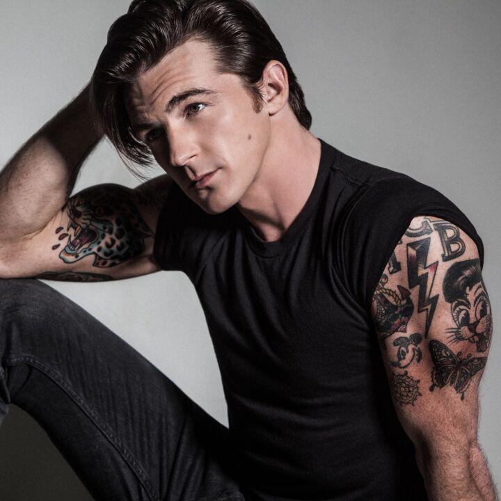 En las redes sociales, las opiniones sobre el caso de Drake Bell están divididas. Esto se debe a que previamente fue acusado de enviar mensajes inapropiados a una menor, lo que resultó en una condena de dos años de libertad condicional. Algunos usuarios expresan simpatía hacia Bell por su revelación de haber sido víctima de abuso sexual, mientras que otros cuestionan su credibilidad debido a sus acciones pasadas. 