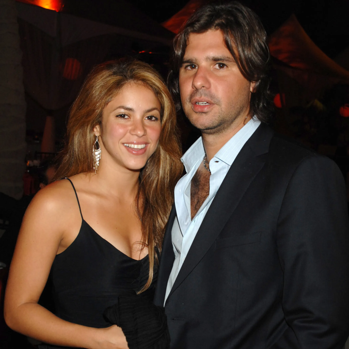 <i><b>Antonio de la Rua</b></i>Shakira inició una relación sentimental con el hijo del expresidente argentino en el 2000, mientras lanzaba su primer disco en inglés, Laundry Service. La ruptura ocurrió en el 2011, tras once años de relación, según rumores debido al amorío de la compositora con Gerard Piqué.