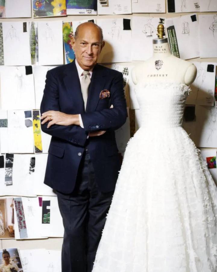 Mi diseñador favorito es Oscar de la Renta, por la manera en que resalta la silueta femenina a través de prendas estructuradas, su elegancia inigualable y la atención a los detalles artesanales.