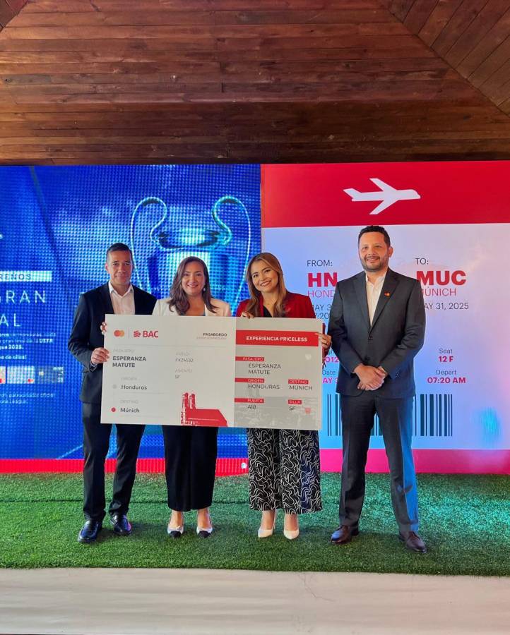 Luis Ortega, Gerente de Negocios BAC; Mónica Arita, Gerente de Comunicación e Imagen Corporativa de BAC; Esperanza Matute, ganadora de la promoción, y Francisco Millian Country Manager Mastercard.