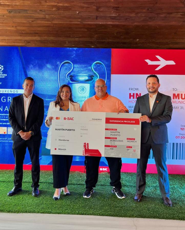 Luis Ortega, gerente de Negocios BAC; Mónica Arita, gerente de Comunicación e imagen Corporativa de BAC; Martín Puerto, ganador de la promoción, y Francisco Millian Country Manager Mastercard.
