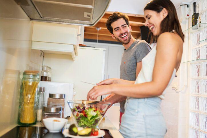 <b>Actos de servicio</b>Se refiere a expresar amor y afecto a través de acciones concretas que benefician a la pareja. Estas acciones pueden incluir realizar tareas domésticas, ayudar en proyectos personales o profesionales, brindar apoyo en momentos difíciles, entre otros gestos de servicio y sacrificio.