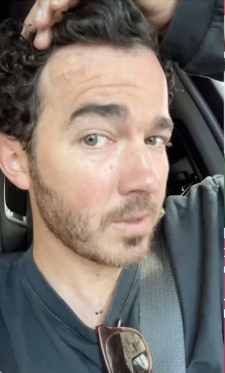 Luego de la cirugía, el cantante publicó otra actualización con un vendaje en la frente, calmando a sus seguidores sobre su recuperación.