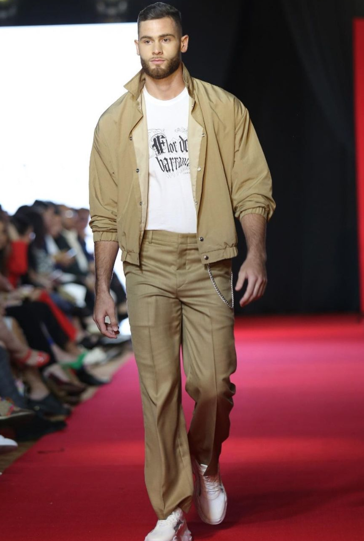 Seguro notaste su imponente presencia en las pasarelas de la edición 2022 de ESTILO Moda, donde Enrique Facussé robó miradas modelando para diseñadores nacionales como Lawin Paz y Yoyo Barrientos. Su fashion sense define también a este jugador, que tiene especial afición por los relojes y los zapatos