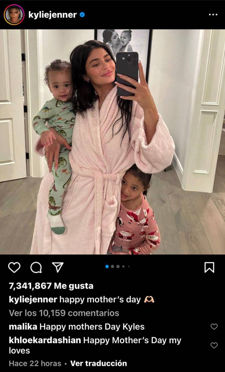 Kylie Jenner publicó una adorable foto de ella con sus hijos.