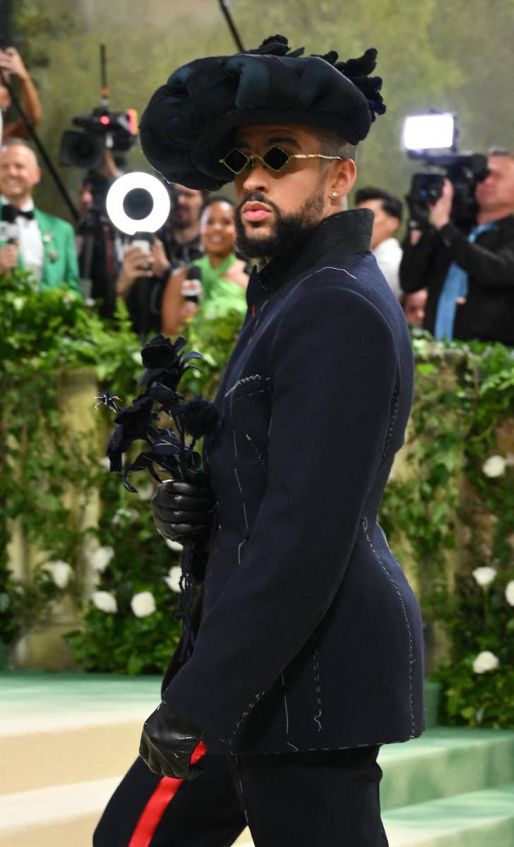 Bad Bunny desfiló por la alfombra de la gala portando una flor de maga negra, la flor nacional de Puerto Rico, que simboliza la valentía y la resistencia de la isla.