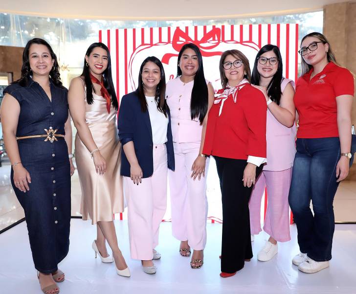 Revista Estilo y Multiplaza se unieron para presentar “It’s Galentines”, una tarde pensada para consentir, inspirar y compartir entre amigas. Entre beauty moments, risas y muchos detalles especiales, nuestras invitadas conocieron el nuevo Multi-Active Glow Serum de Clarins y personalizaron sus Lip Perfector creando charms únicos. En la foto: Lila Fúnez, Norma Farías, Daniela Velásquez, Keren Pérez, Dey Anira Rubio, Jessy Amador y Rocío Romero.