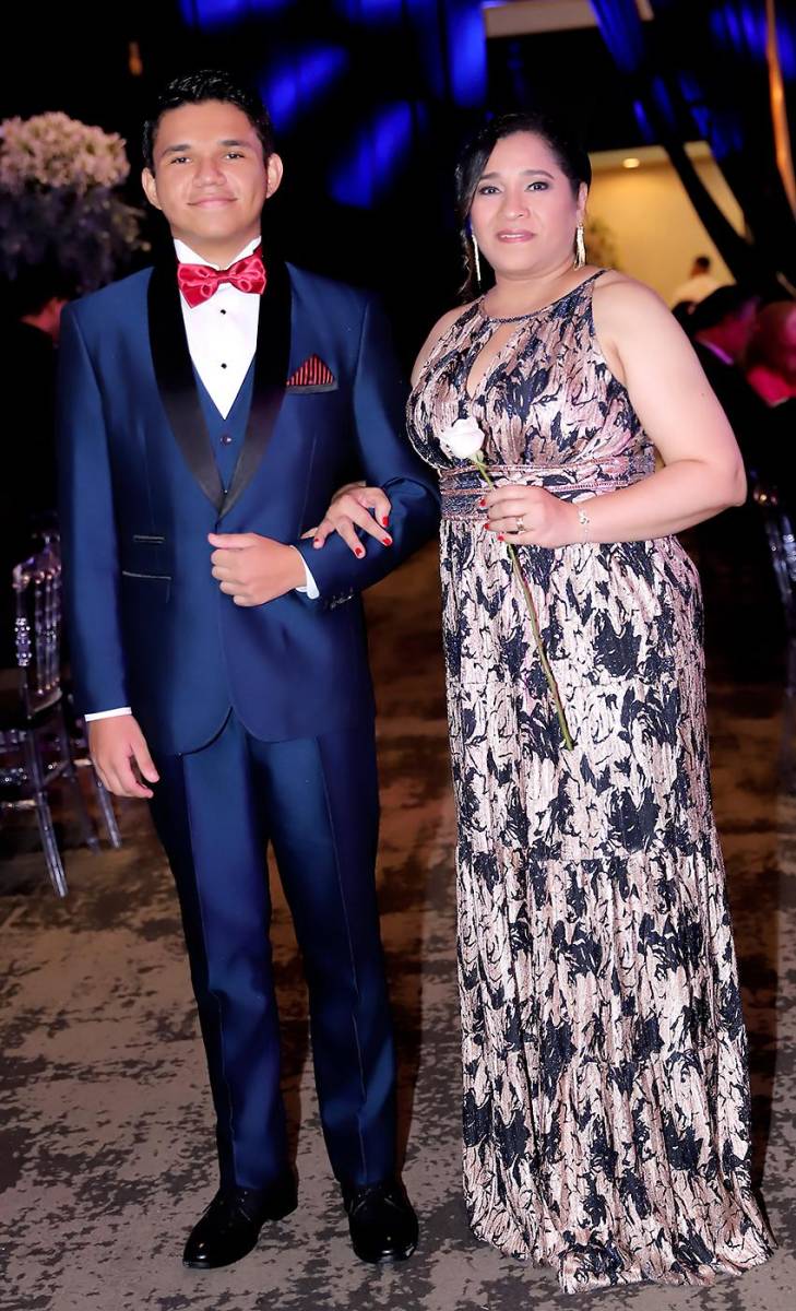 Fernando Arturo Díaz con su madre Arlen Valenzuela