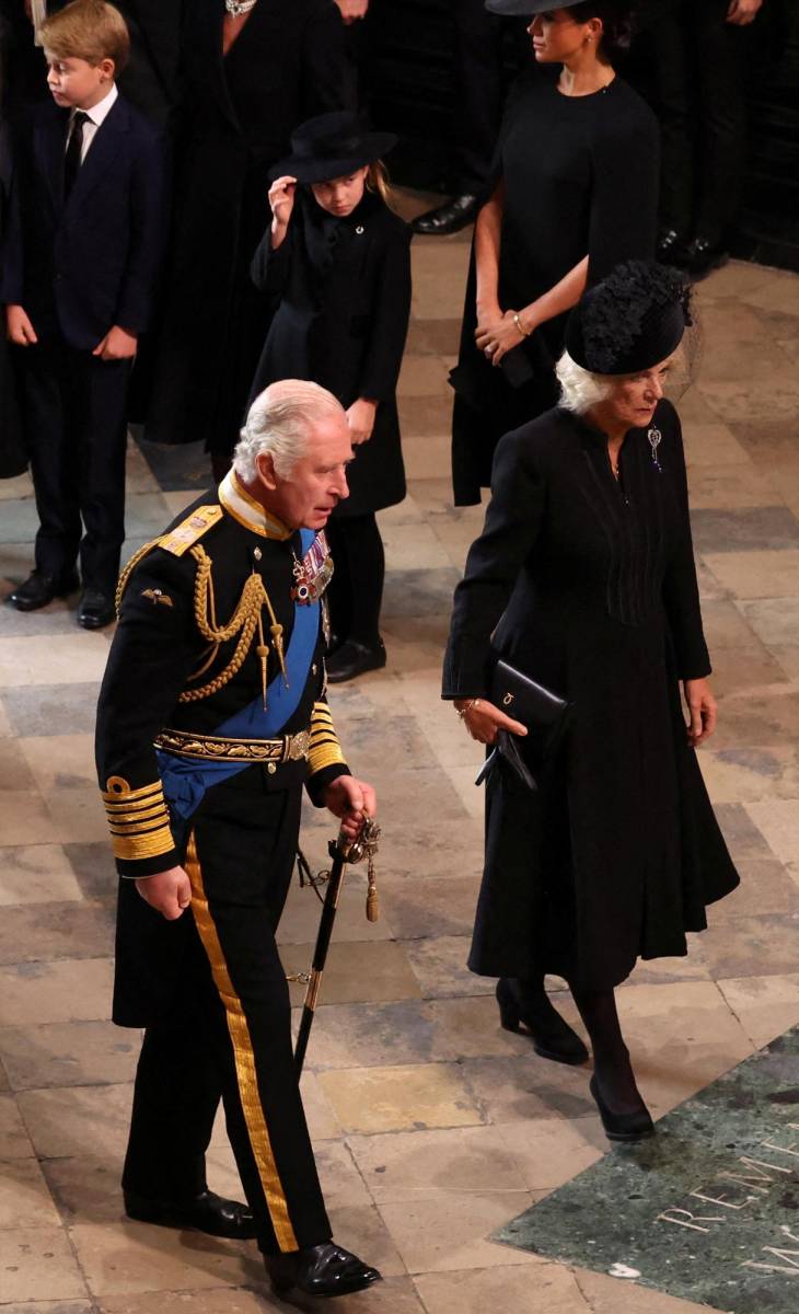 El rey Carlos III a su llegada a la abadía junto a su esposa, Camila. El monarca luce un frac de la Royal Navy no. 1 con espada que ostenta, entre otras medallas, la de la Orden de Servicio de la Reina (Nueva Zelanda), la medalla de la Coronación, la del Jubileo de Plata y del Jubileo de Oro (Photo by PHIL NOBLE / POOL / AFP)