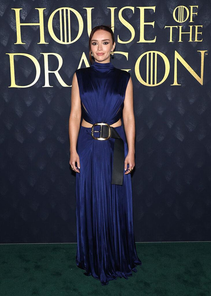 Olivia Cooke lució un bello vestido azul con un fajón oversized y tonos dorados, de la colección de otoño 2024 de Loewe.