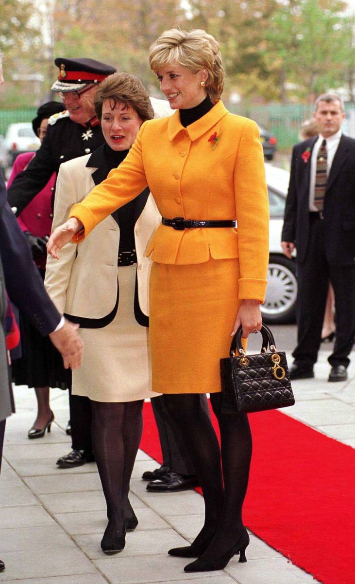 En septiembre de 1995, la Primera Dama de Francia regaló a la princesa Diana un nuevo bolso Dior, que entonces se llamaba Chouchou, un modelo que aún no había salido al mercado.