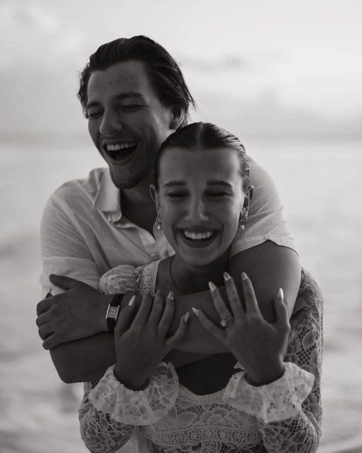 Millie Bobby Brown anunció en Instagram que su novio, Jake Bongiovi, le propuso matrimonio. La actriz de Stranger Things tiene 19 años y Jake 22. “Te he amado tres veranos ahora, cariño, pero los quiero todos”, escribió Brown en su post. A ambos se les ve felices y decididos a dar este paso importante. 