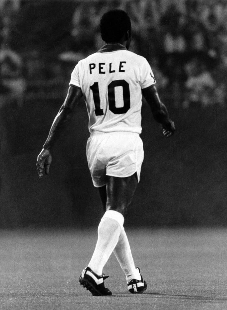 Entre 1957 y 1971, Pelé marcó un total de 77 goles. Convirtiéndolo en el máximo goleador de esa época. En su marca personal se estima que anotó más de mil goles. 