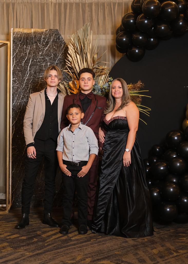 Senior Angel Valladares acompañado por su madre Ela Ramos y sus hermanos
