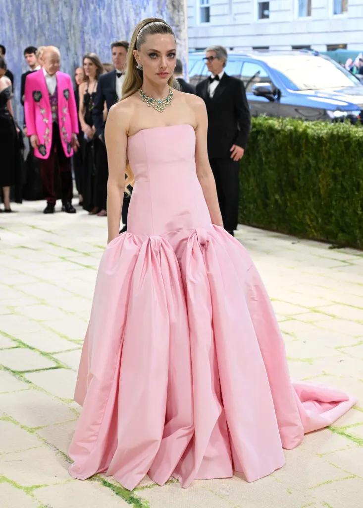 Amanda Seyfried vistiendo Prada.