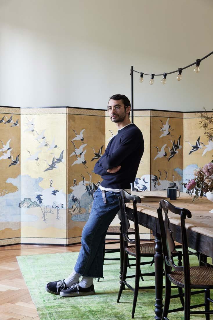 Vitale ha colaborado con otras grandes firmas como Prada y Givenchy, lo que le ha permitido desarrollar una visión global y refinada. 