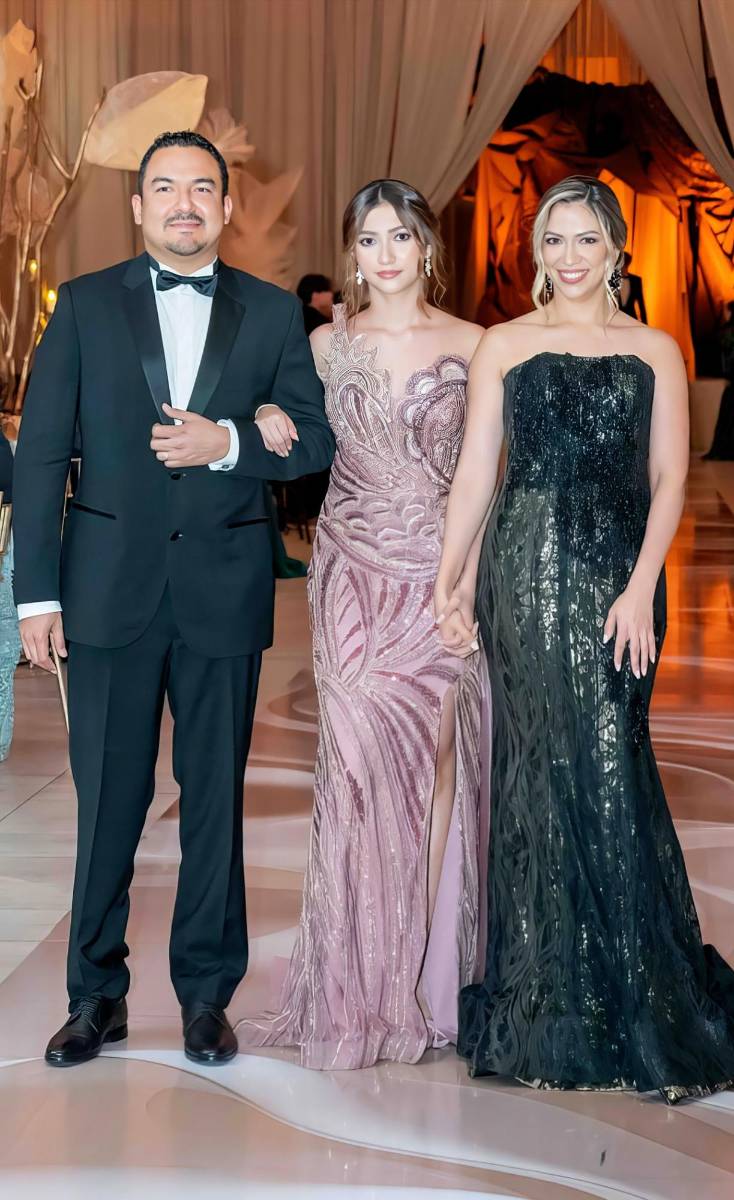 Daniela Isabel Somoza Medina con su padres Carlos y Francis Medina. 