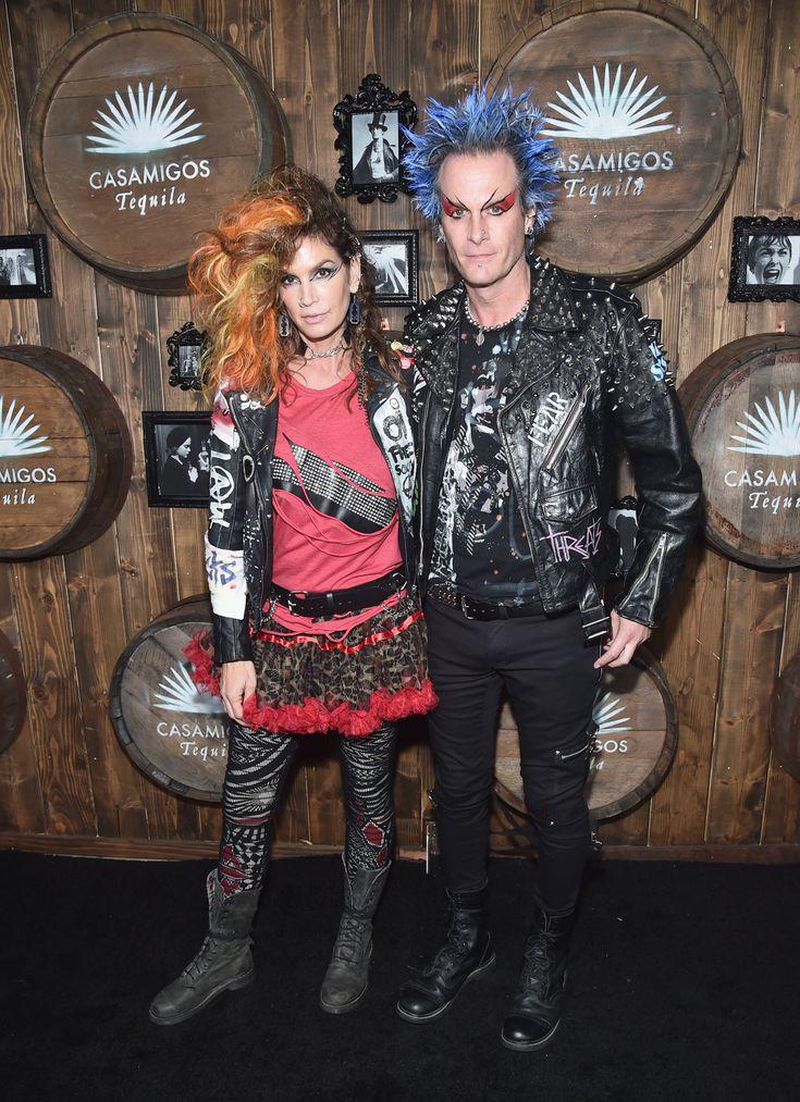 Cindy Crawford y Rande Gerber con trajes punks.