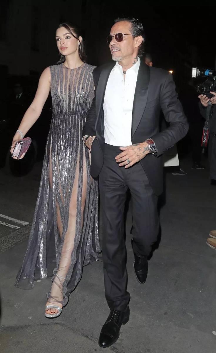 Marc Anthony y Nadia Ferreira fueron otros de los invitados que luciendo de lo más enamorados y muy guapos, en atuendos sumamente elegantes y espectaculares.