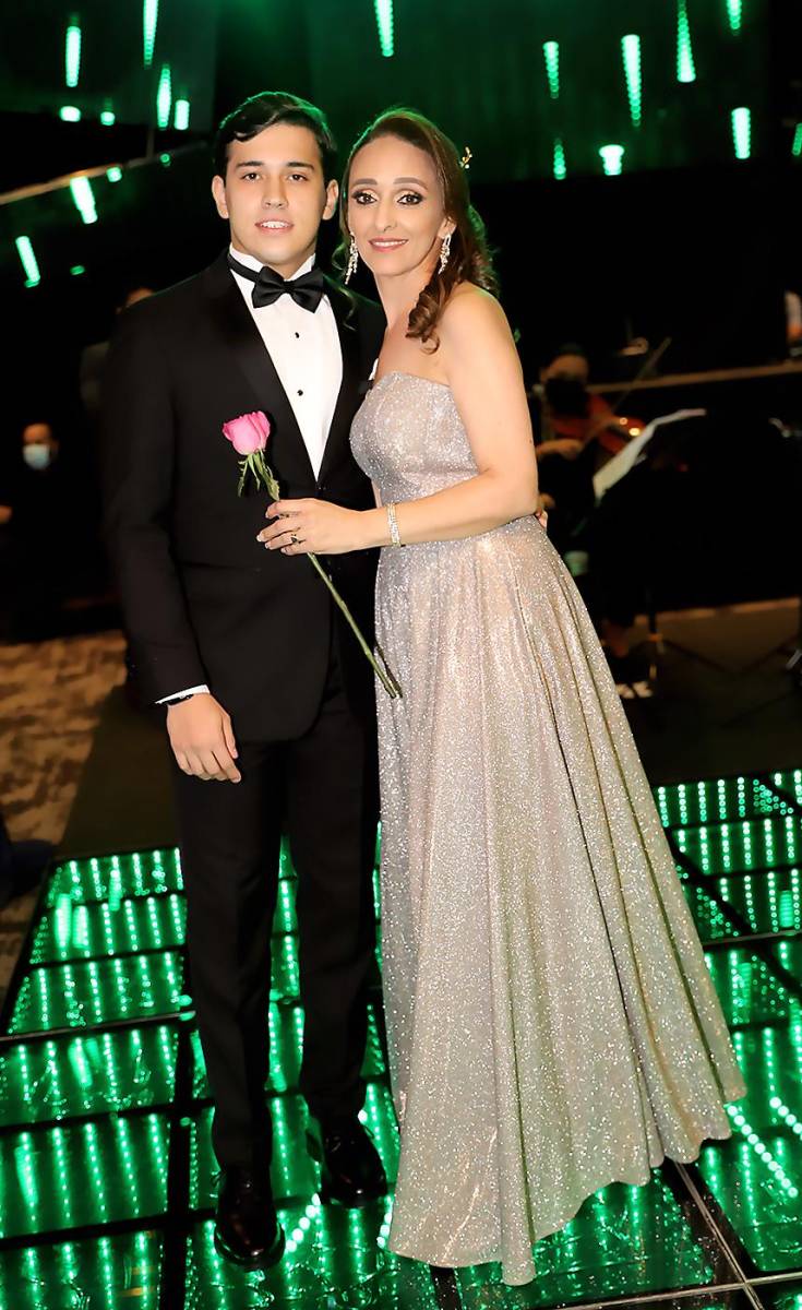 Rodrigo Girón y su madre, Karen Handal