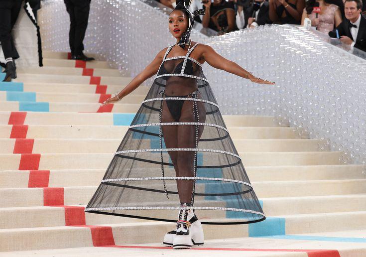 Janelle Monáe.Maestra del contraste. Blanco y negro, masculino y femenino, arte y moda. Janelle siempre entrega algo visualmente potente y conceptualmente sólido. 