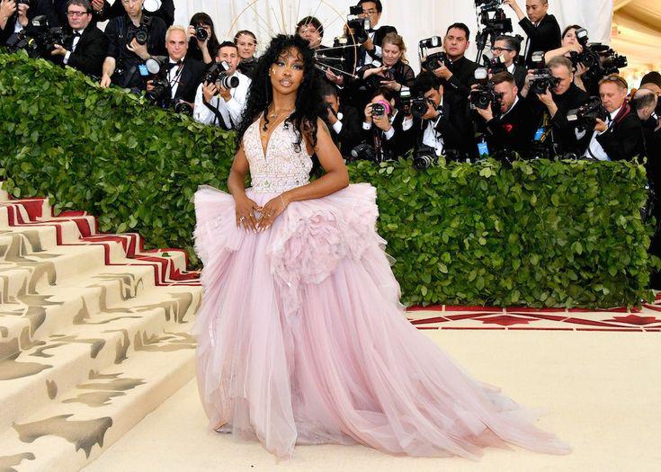 SZA.La esencia de lo etéreo. SZA trae a la gala una mezcla de soul, feminidad cósmica y misticismo. Su presencia es como un susurro suave en medio del frenesí. 