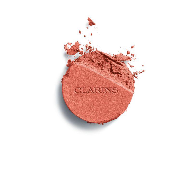 ¿Para un buen rubor? El Joli Blush Clarins es perfecto. Este blush estrella es de larga duración, y te hará ver la vida a todo color. 