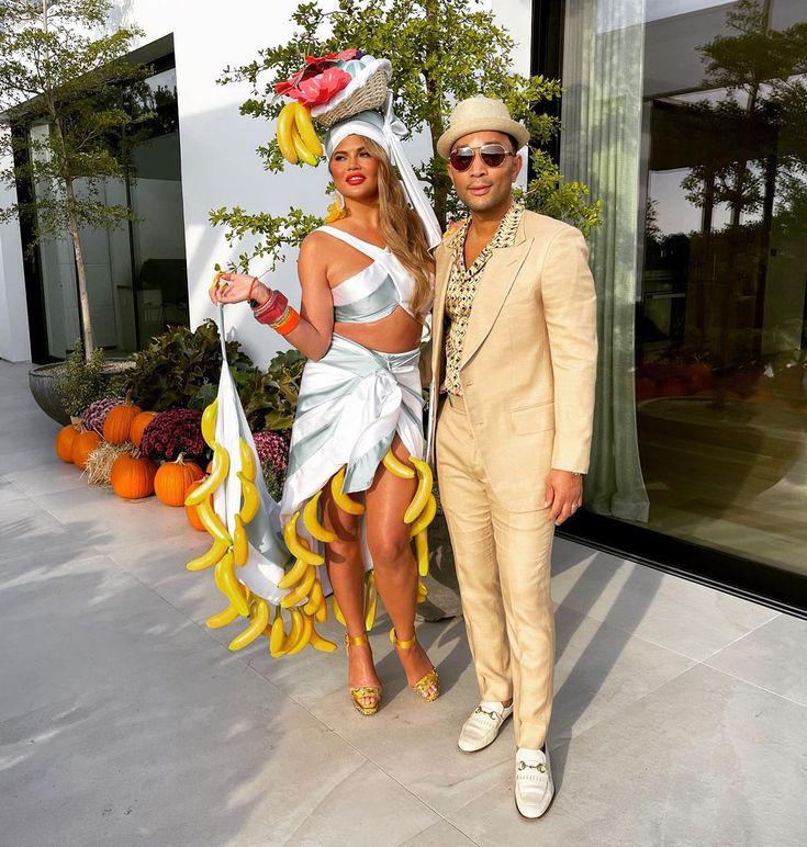 Chrissy Teigen y John Legend con un look muy al estilo Samba. 