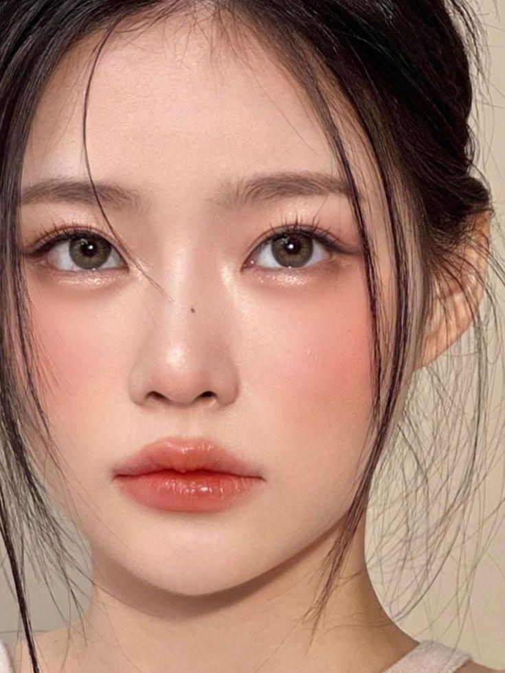 Sunkissed blushEsta técnica, también conocida como rubor en forma de W, ofrece una manera original de aplicar el blush para lograr un efecto de mejillas naturalmente sonrojadas por el sol. 