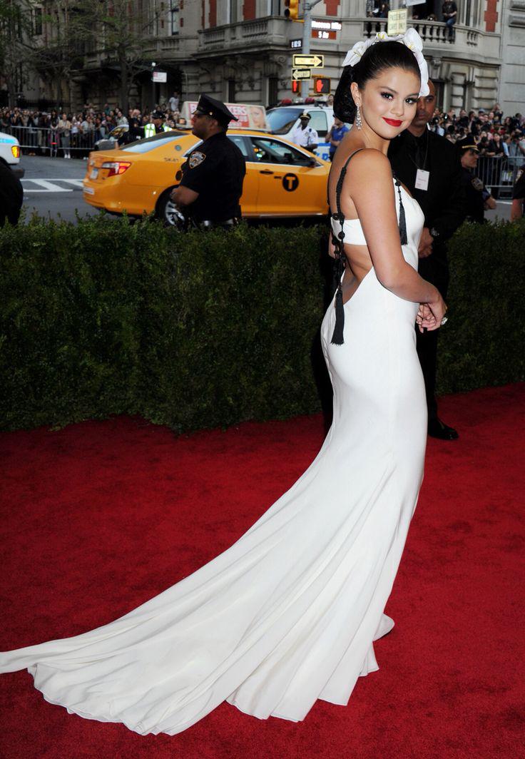 Selene Gomez.Vuelve a la Met con un aura de estrella consolidada. Su estilo ha madurado hacia una elegancia soft-glam que encanta a críticos y fans por igual. 