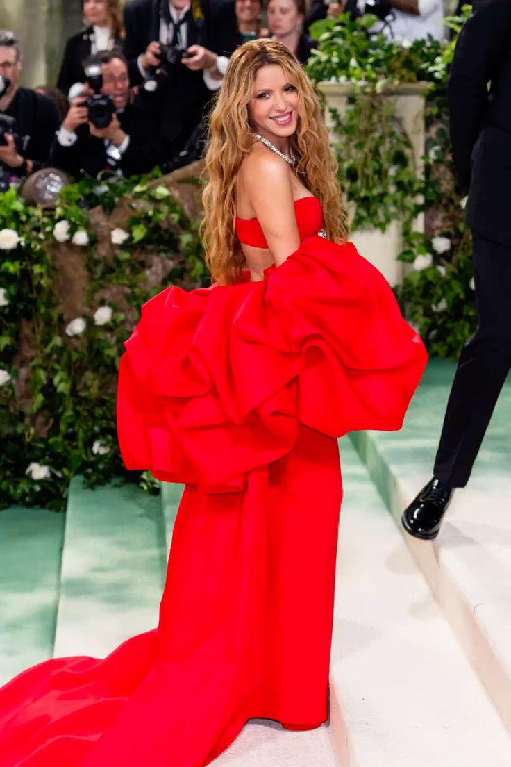 Shakira.Después de un año cargado de éxitos y actualmente en el Las Mujeres Ya No Llorar World Tour, la barranquillera vuelve con todo. Esperamos algo tan salvaje y deslumbrante como su ritmo. 