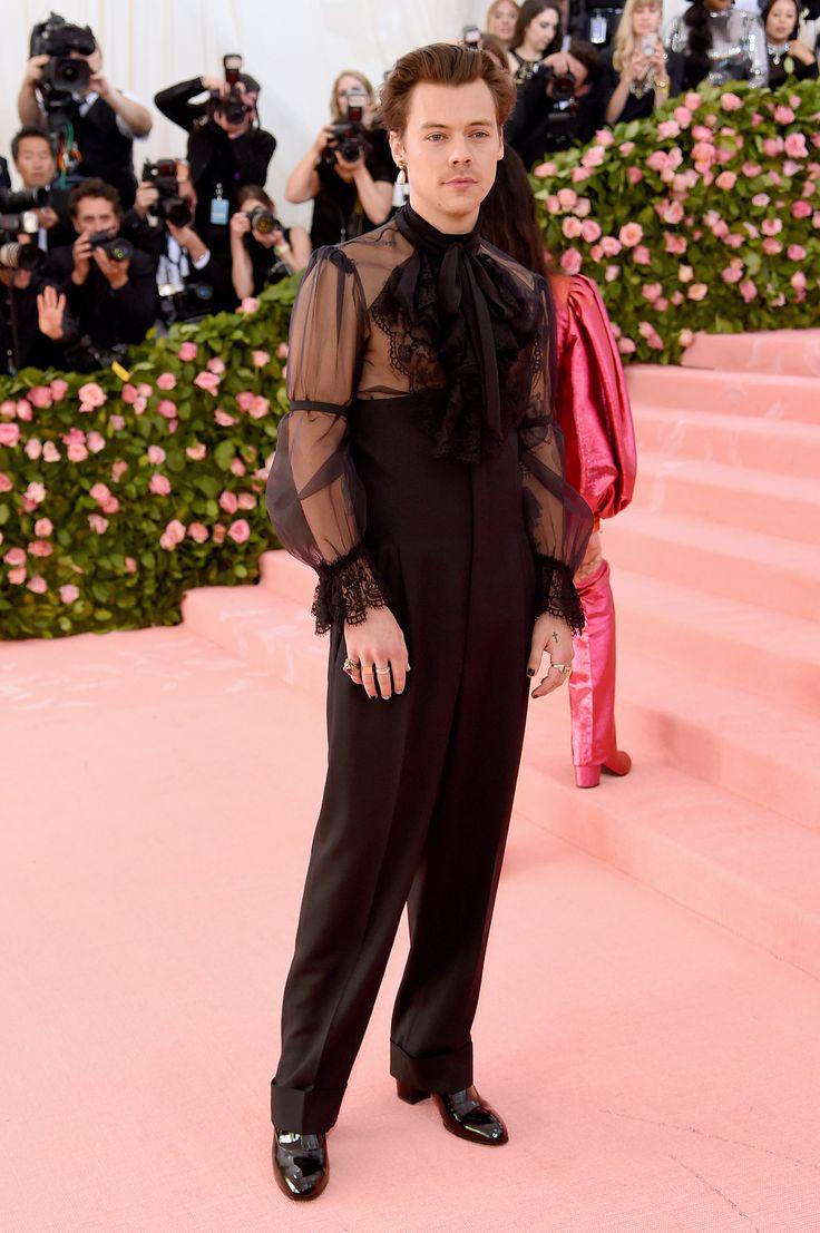 En 2019 impresionó en la MET GALA con un look donde sobresalieron sus botas de tacón de charol, camisa semitransparente y encaje, pantalones de traje <b>súper </b><i><b>high waist</b></i><i> </i>y pendientes de perlas. Un total look de Gucci. 