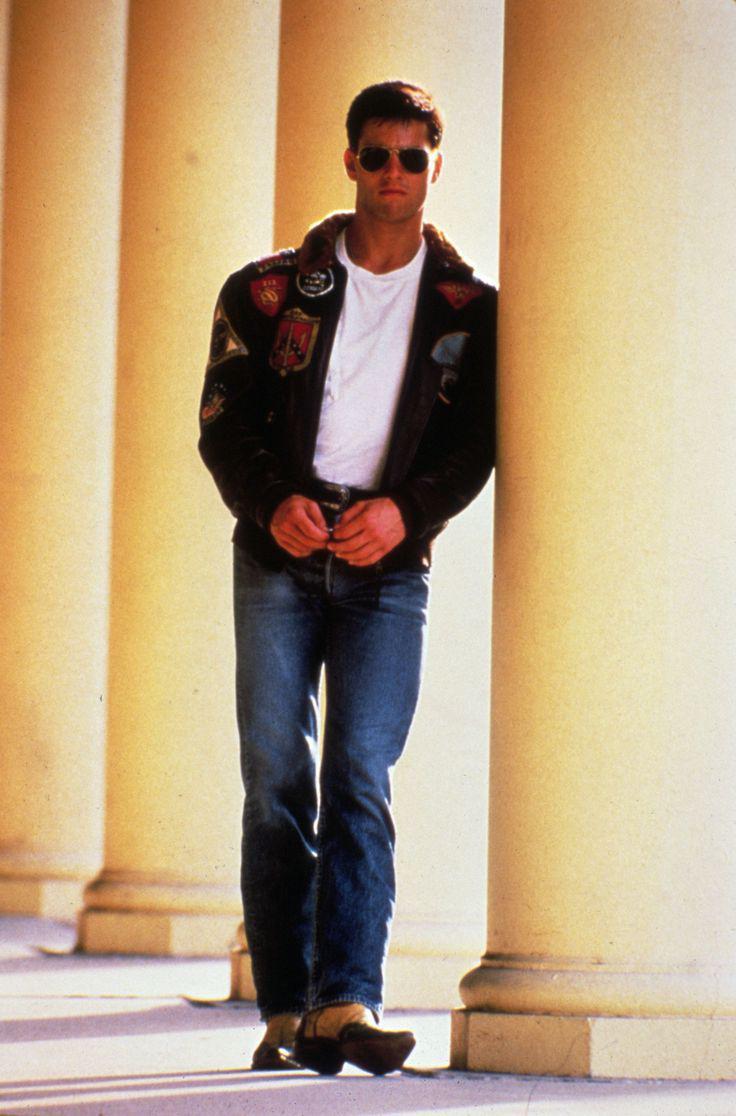 Top Gun. Recrea el look de Maverick para cautivar a las chicas, para este outfit necesitaras una camiseta blanca, jeans, una chaqueta verde y por supuesto unos lentes de sol.