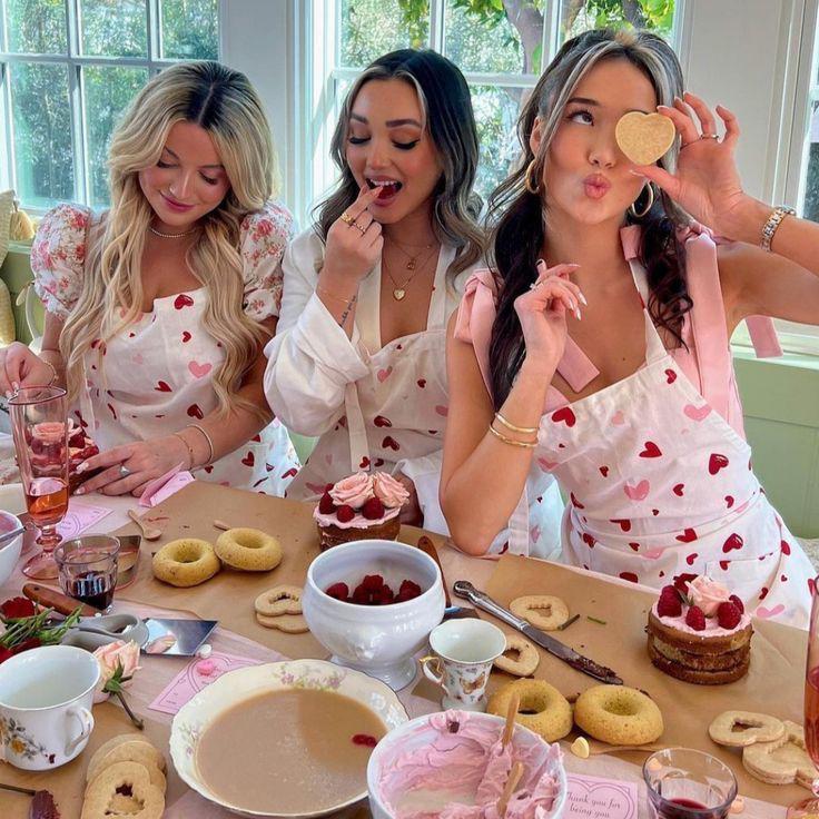 <b>Tarde de hornear. </b>Nada une más que el olor a galletas y pan recién horneadas. Reúnanse en la cocina, elijan recetas divertidas y compitan por la decoración más creativa. Además, siempre es buena idea tener algo dulce para disfrutar mientras conversan.