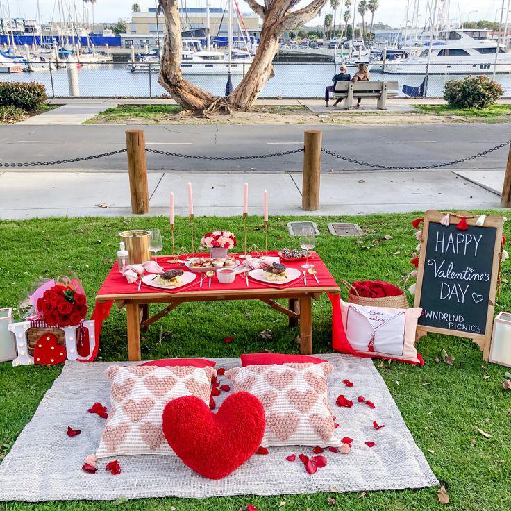 La decoración para tu picnic es esencial: flores, servilletas de color rosa o roja, un mantel, papelillo en forma de corazoncitos, copas de vino, incluso puedes conseguir una canasta para darle un toque más chic. ¡Usa tu imaginación! 