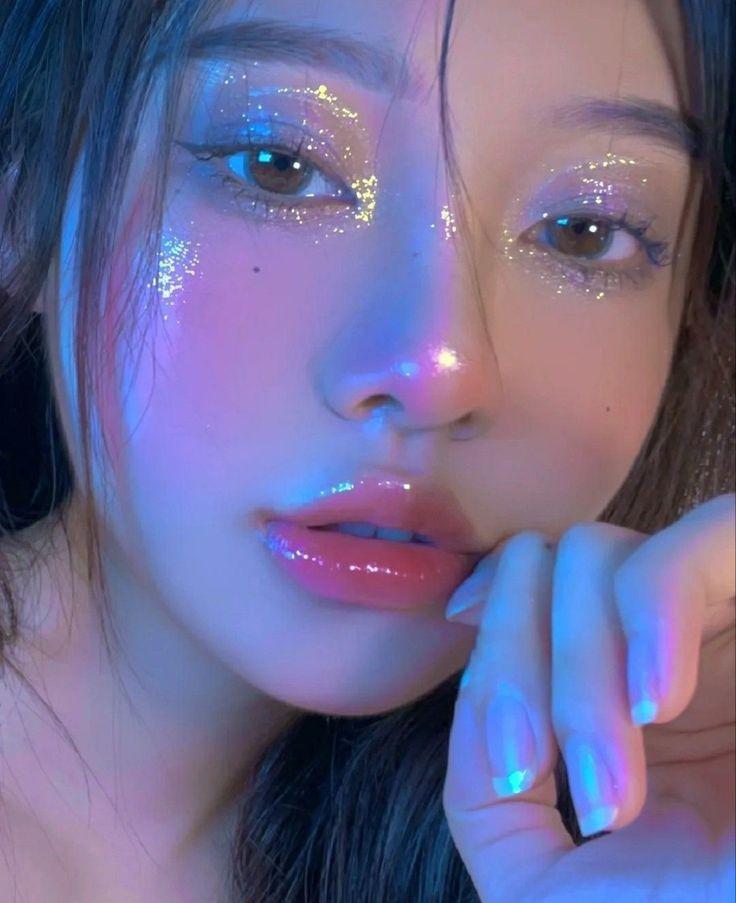 Lagrimal con colorSe ha impulsado una tendencia al añadir un toque de color a la mirada, optando por aplicar brillo en el lagrimal en tonos rosas, azules, naranjas o verdes, consiguiendo un efecto divertido, pero sutil.