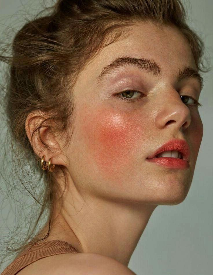 <b>6. Rubor</b>El blush se utiliza en tonos más oscuros e intensos como el rojo, naranja o rosado intenso para esculpir y resaltar los pómulos.