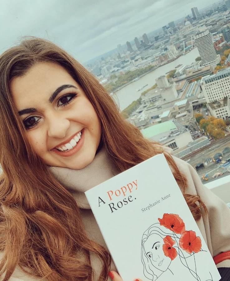 Stephanie Anne es una esritora hondureña radicada en Londres. Es creadora de “A Poppy Rose.” , obra que actualmente está disponible en más de 38,000 tiendas alrededor del mundo.