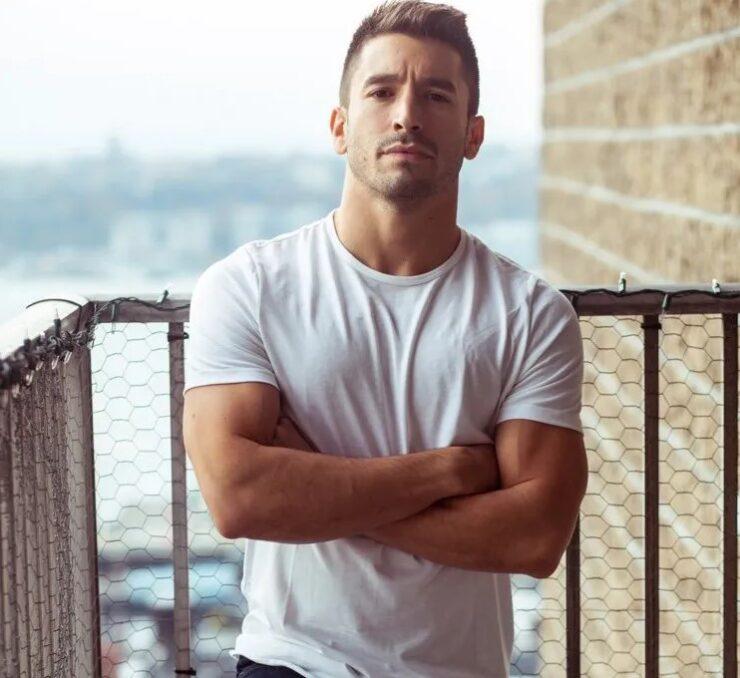Ian Paget nació en Londres, Inglaterra, pero tiene ascendencia hondureña gracias a su madre. Después de graduarse de Marymount Manhattan College, comenzó a trabajar como actor en películas y programas de televisión, como en “Rock of Ages”, “Step Up Revolution”, “Mozart in the Jungle” y “One Life to Live”. 
