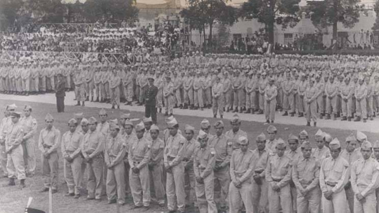 A la edad de 16 años, Mario Alonso falsificó papeles diciendo que tenía 21 años e hizo los trámites para formar parte del ejército mexicano, pero su padre, al enterarse de lo que había hecho su hijo, mandó una carta al ejército para pedir su baja. 