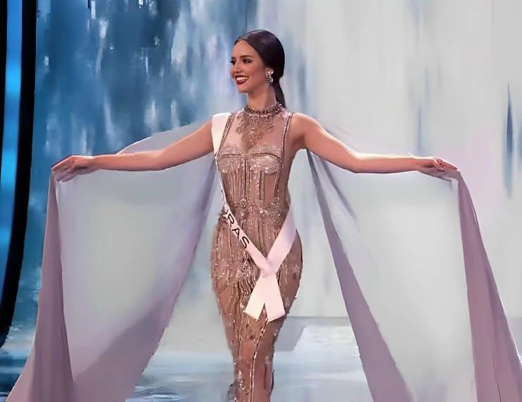 El vestido, adornado con sutiles toques en color bronce, destacaba por su elegante capa doble en la parte posterior. Zu tenía la habilidad de moverla junto a sus brazos, creando una sensación de ligereza y un efecto mágico que la envolvía con cada movimiento.