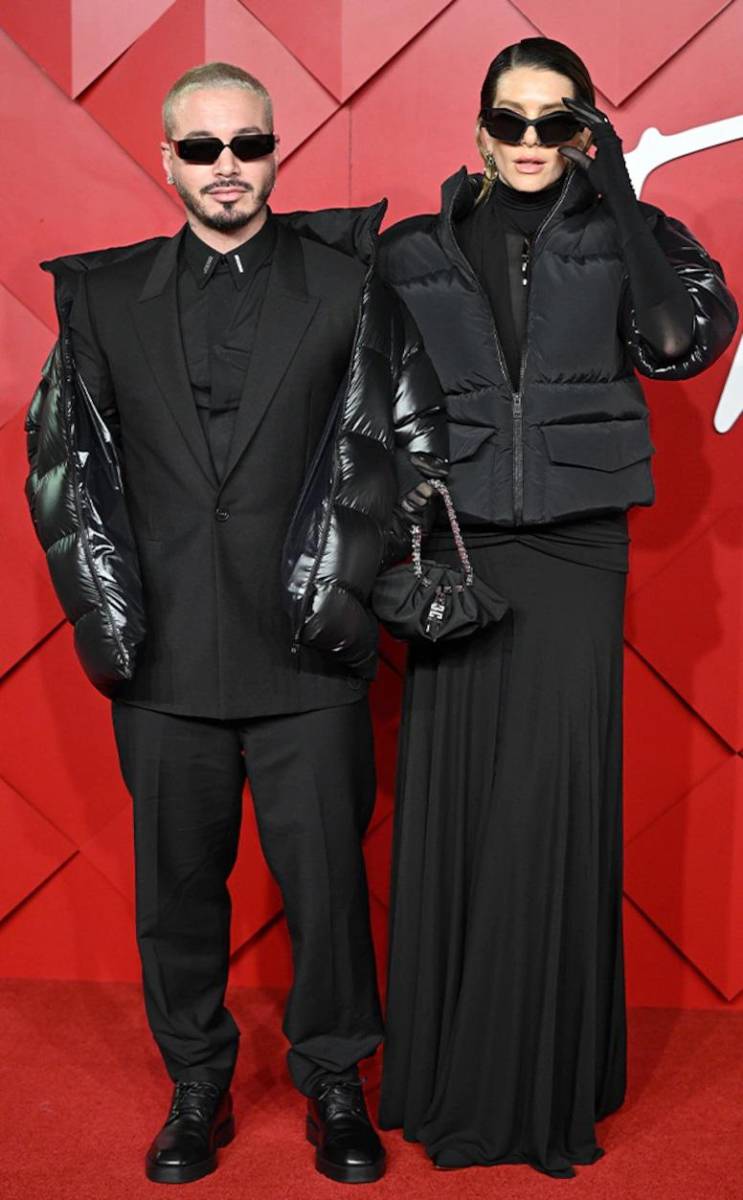 J Balvin y Valentina Ferrer en Givenchy.