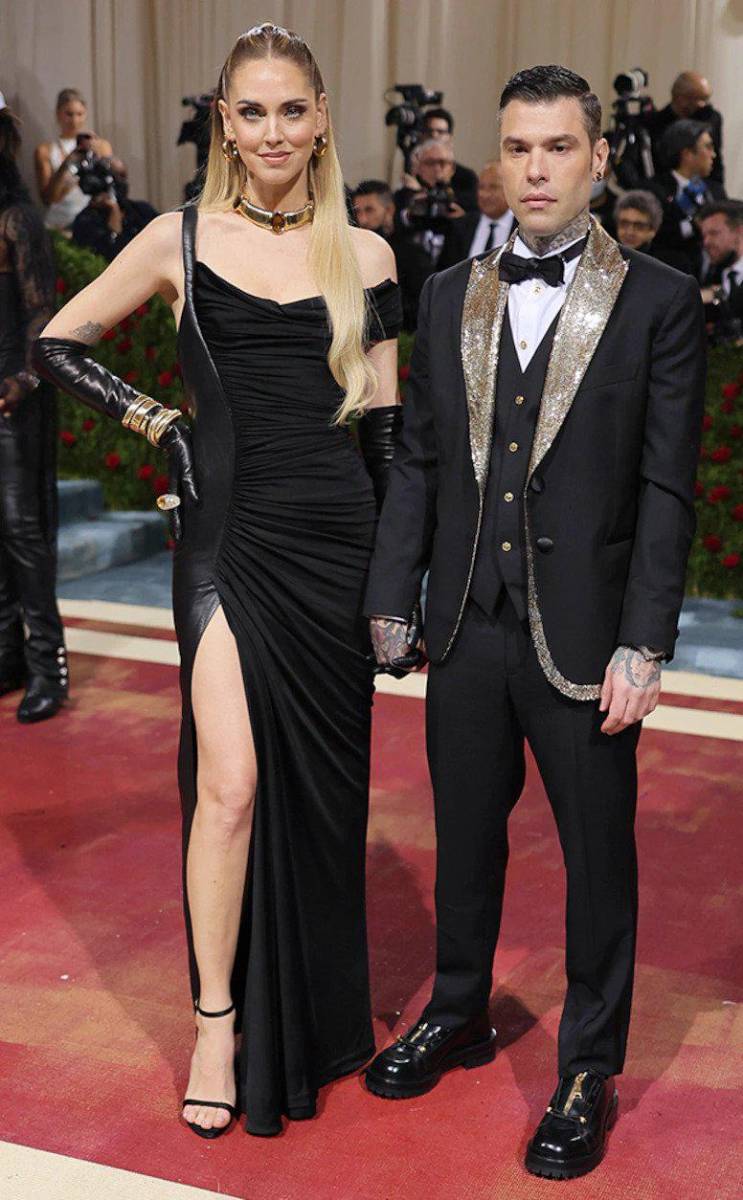 La melena de Chiara Ferragni, que posa junto a Fedez en la Gala Met 2022.