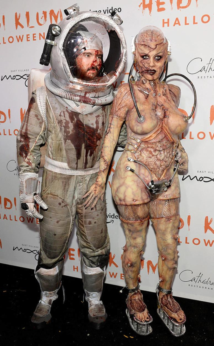Heidi Klum y Tom Kaulitz como una alienígena y un astronauta. 