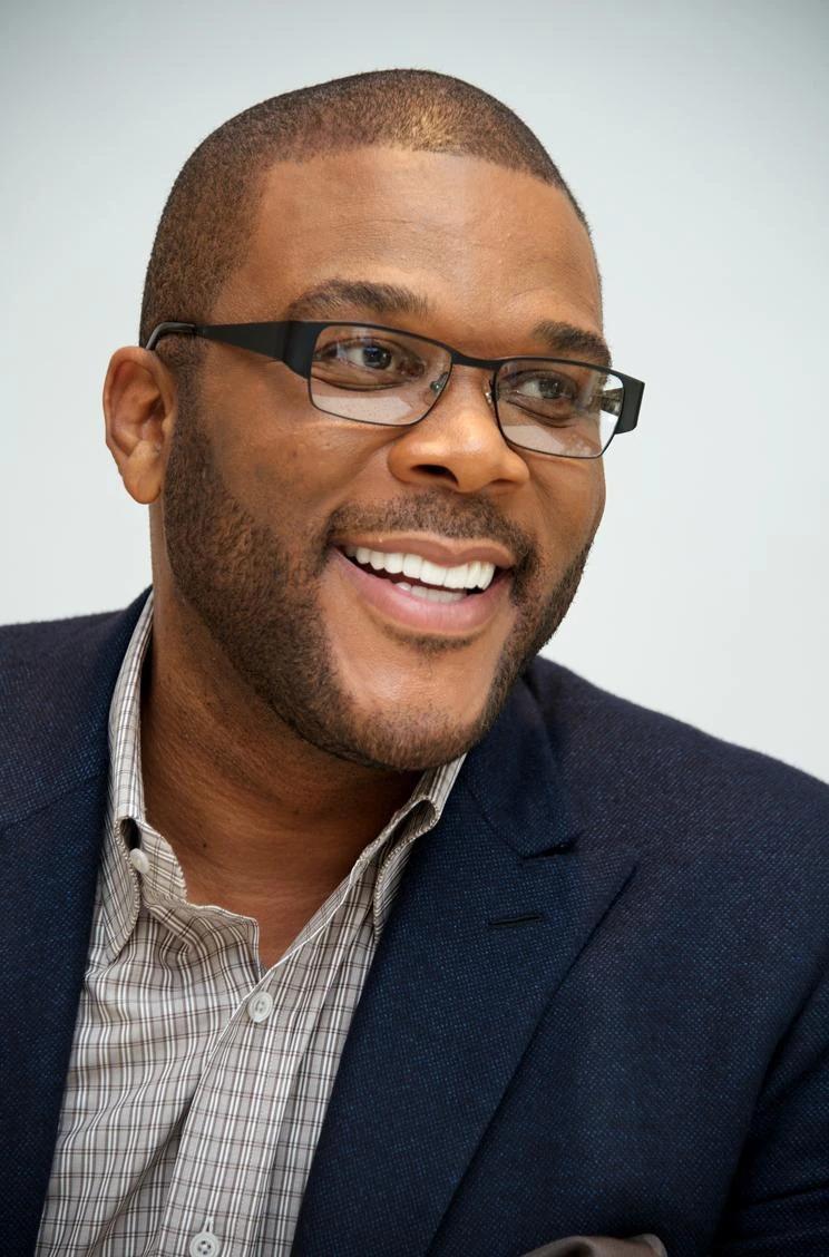 Tyler Perry ha obtenido más de mil millones de dólares en ganancias, antes de impuestos, durante una carrera de tres décadas creando y actuando en programas de televisión, películas y obras de teatro. El actor también es reconocido ya que prestó una de sus casas en Los Ángeles al príncipe Harry y Meghan Markle cuando renunciaron como miembros de alto rango de la familia real británica. Cuenta con una fortuna de 1.4 mil millones de dólares.