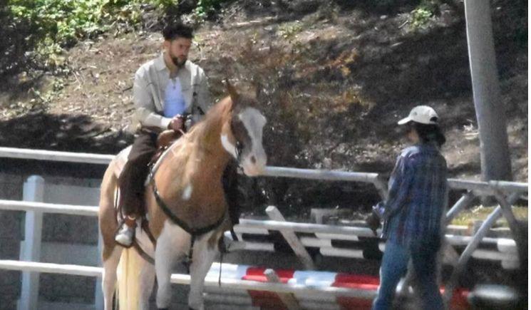 La gente que estuvo en el lugar dice que los dos estuvieron 90 minutos montando a caballo. Aunque ninguno de los dos ha dado declaraciones sobre el tipo de relación que hay entre ellos dos, se han visto en varios lugares público con muchas muestras de cariño.
