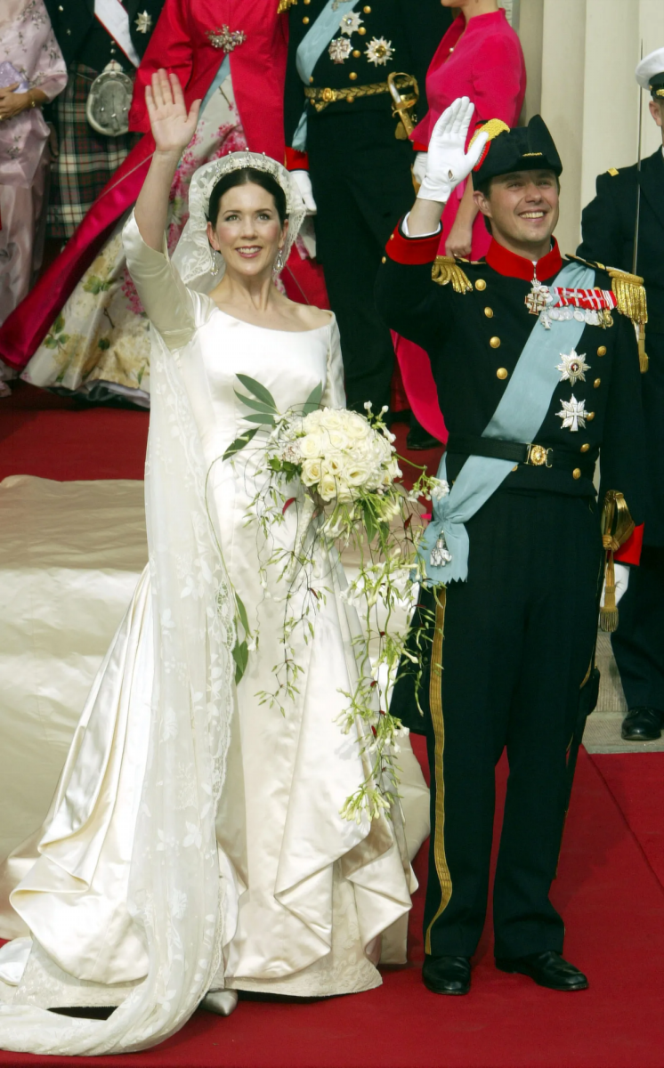 Mary vistió un vestido diseñado por Uffe Frank, complementado con un velo de encaje irlandés de la familia real y un ramo que incluía rosas blancas, crema Lathyrus, rododendro, azalea, gloriosa verde, eucalipto australiano y una ramita de mirto.