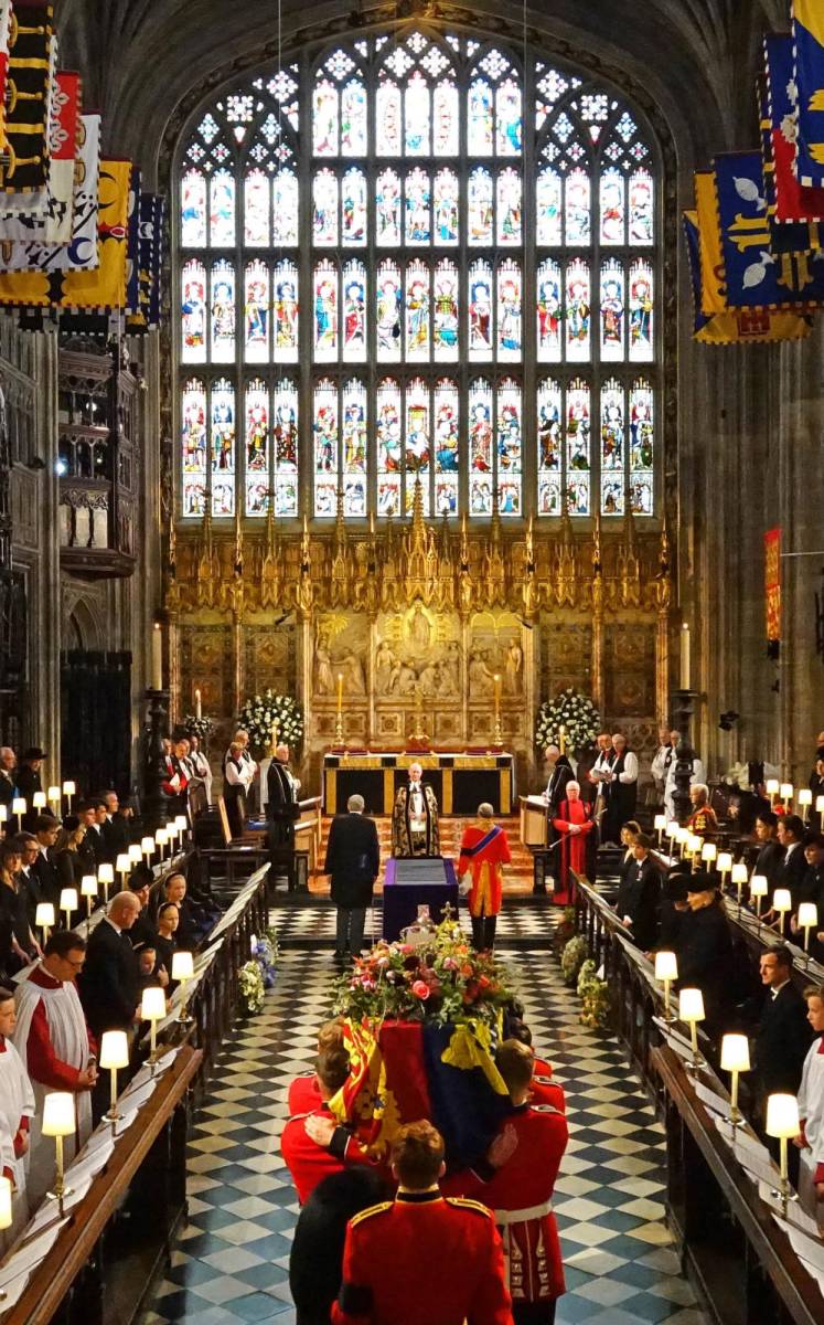 El cortejo fúnebre deposita el ataúd frente al altar de la capilla St George (Photo by Jonathan Brady / POOL / AFP)