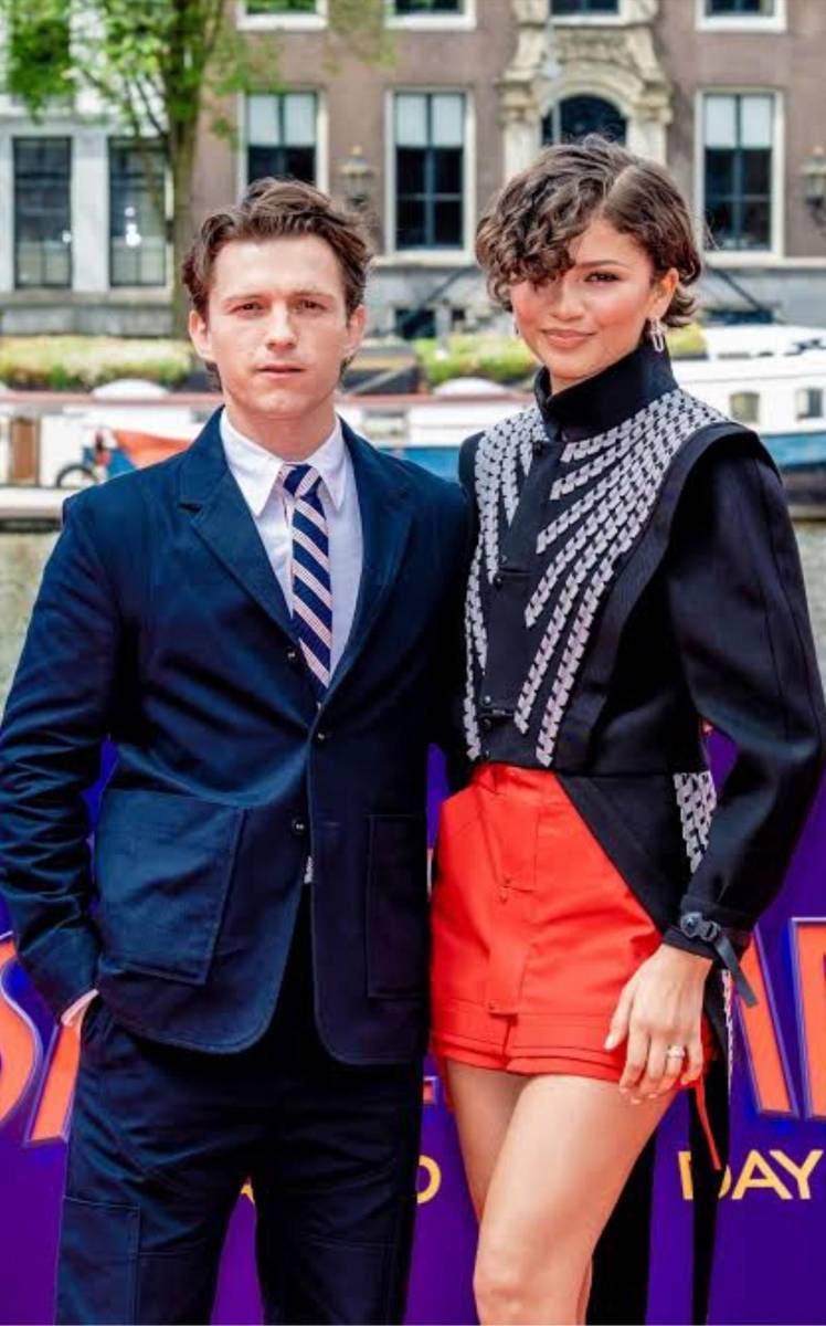 2026:Las fotografías tomadas durante la gira promocional en Ámsterdam muestran una imagen muy distinta a la de aquellos jóvenes actores que se conocieron en 2016. Hoy, Tom Holland y Zendaya se muestran más unidos que nunca, acompañándose tanto dentro como fuera de la pantalla.